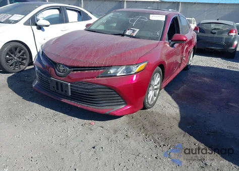 2020 Toyota Camry Le z USA, uszkodzony, nr VIN 4T1C11AK5LU312551